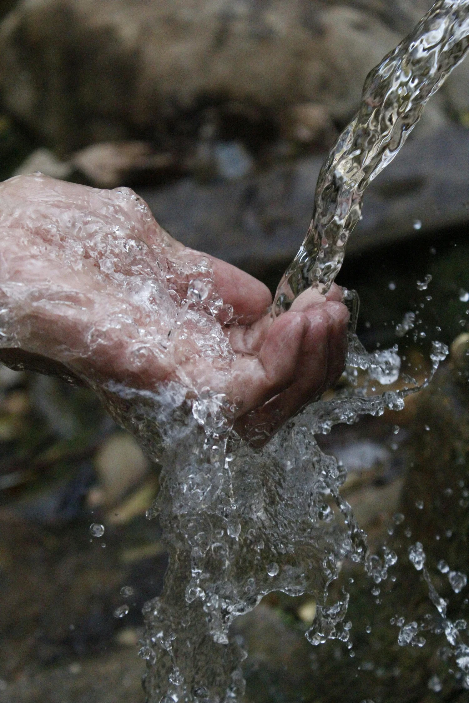 Agua fresca que fluye sobre una mano